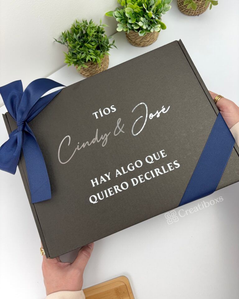 caja color negro con peticion de padrinos frase personalizada tios hay algo que quiero decirles