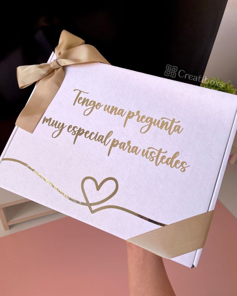 caja color blanco con moño champaña t texto personalizado para peticion de padrinos frase tengo una pregunta muy especial para ustedes