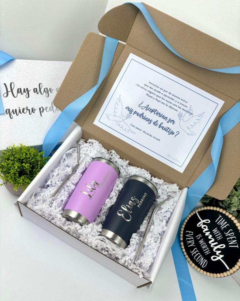 caja color blanco con moño azul y mensaje para petcion de padrinos con dos termos personalizados como contenido uno color lila y otro color azul regalo para padrinos
