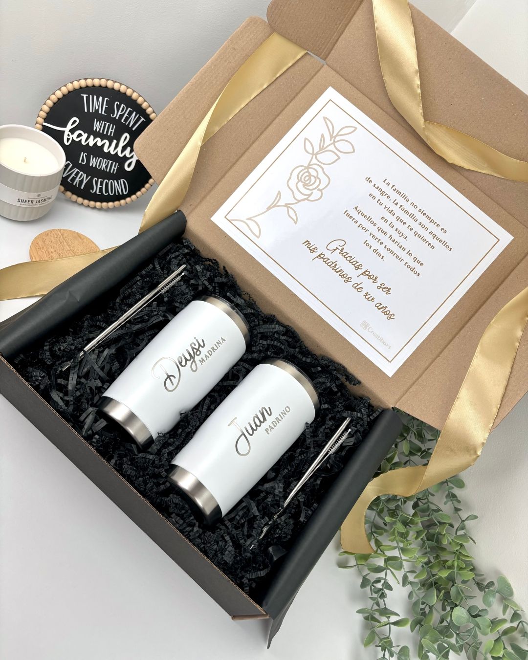kit de regalo para padrinos con una caja color negro y mensaje personalizado para peticion de padrinos de xv y como contenido dos termos color blanco con grabado laser personalizado con nombres