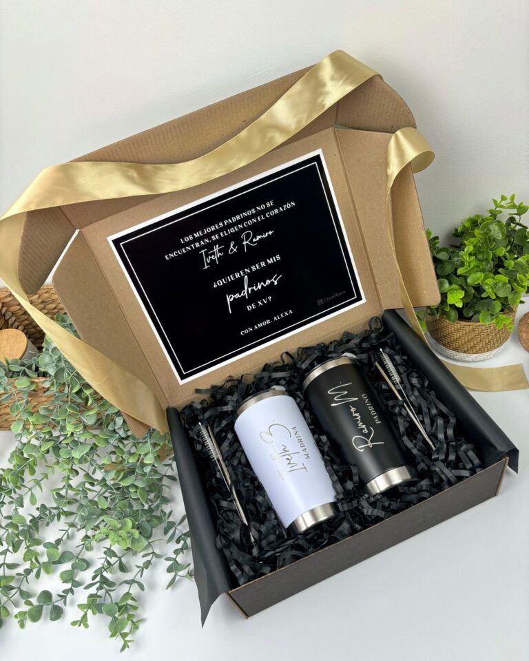 caja color negro con mensaje personalizado para padrinos y con dos termos como contenido ambos con grabado laser personalizado