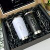 dos termos con grabado laser personalizado uno color negro y otro color blanco con nombres y se encuentran dentro de una caja color negro para peticion de padrinos