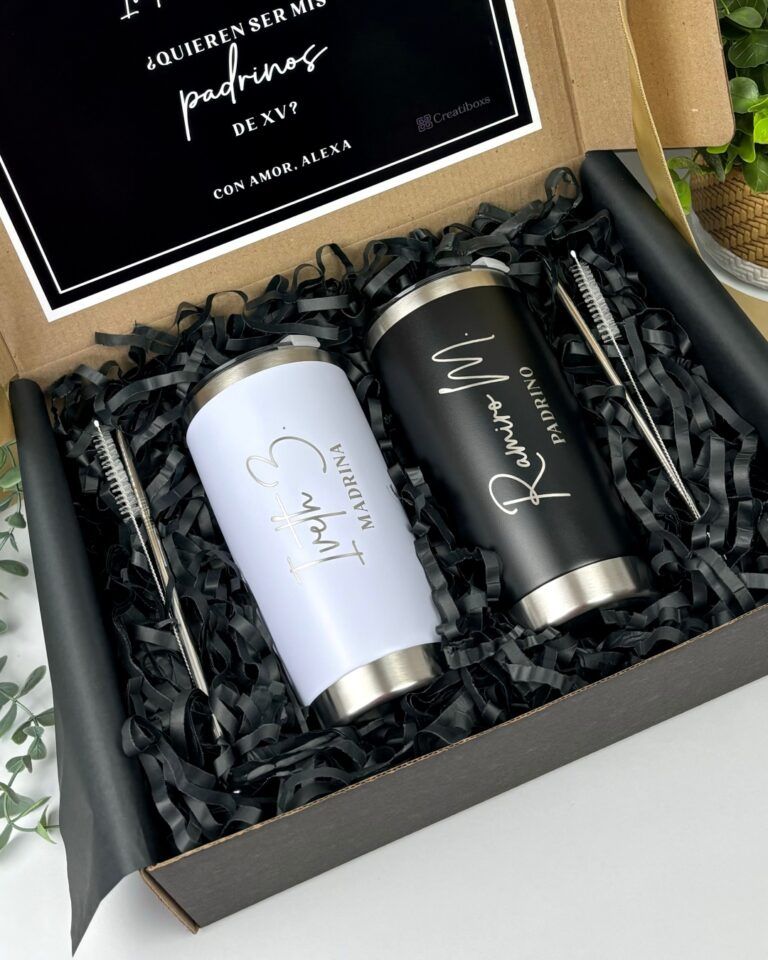 dos termos con grabado laser personalizado uno color negro y otro color blanco con nombres y se encuentran dentro de una caja color negro para peticion de padrinos