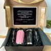 caja color negro con mensjae personalizado para padrinos y con dos termos como contenido uno color negro y otro color rosa ambos con texto personalizado en grabado laser