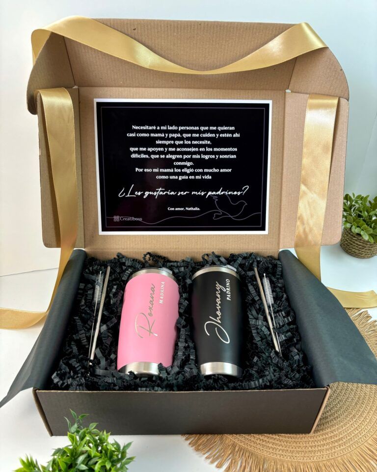 caja color negro con mensjae personalizado para padrinos y con dos termos como contenido uno color negro y otro color rosa ambos con texto personalizado en grabado laser
