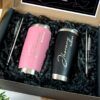dos termos personalizados con grabado laser con nombres como regalo para padrinos uno color rosa para madrina y otro color negro para padrino ambos dentro de una caja negra de regalo