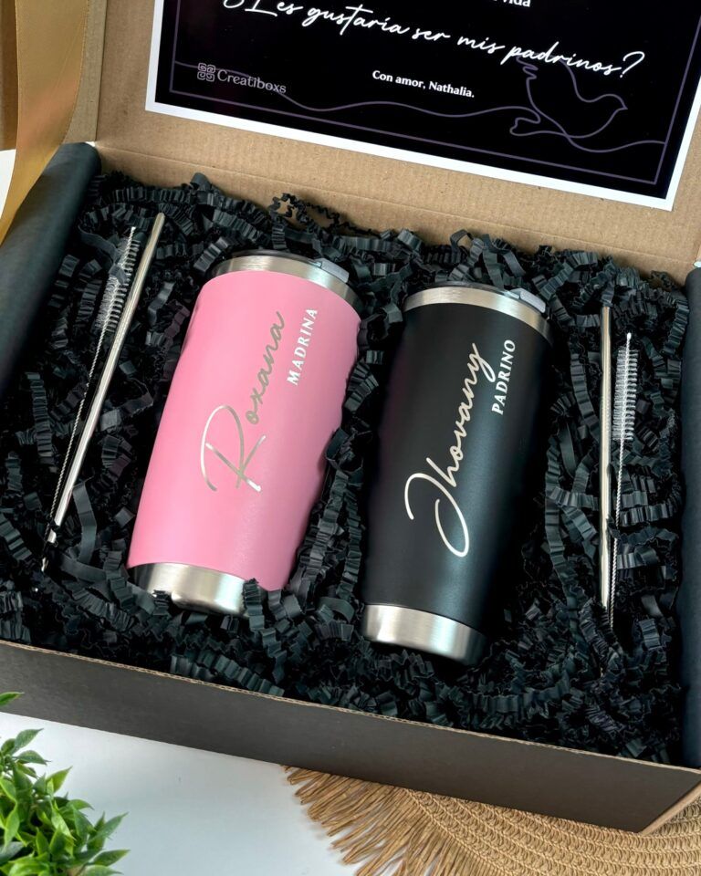 dos termos personalizados con grabado laser con nombres como regalo para padrinos uno color rosa para madrina y otro color negro para padrino ambos dentro de una caja negra de regalo