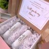 kit para padrinos con una caja blanca personalizada con mensaje y dos termos blancos con personalizado nombre y palabra padrino madrina con grabado laser