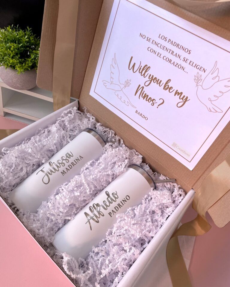 kit para padrinos con una caja blanca personalizada con mensaje y dos termos blancos con personalizado nombre y palabra padrino madrina con grabado laser