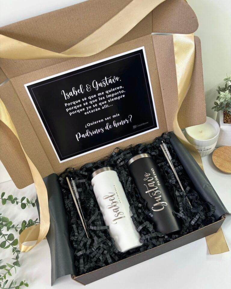 kit de regalo para padrinos con dos termos personalizados en grabado laser con nombres uno color negro y otro color rosa con mensaje en el interior de caja