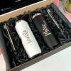 kit personalizado para padrinos con dos termos grabados cn laser con nombre uno color negro y otro color blanco dentro de una caja personalizada