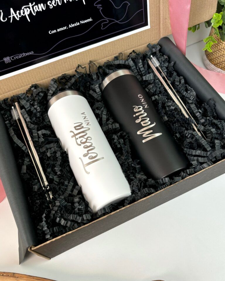 kit personalizado para padrinos con dos termos grabados cn laser con nombre uno color negro y otro color blanco dentro de una caja personalizada