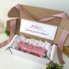 kit para madrina con caja blanca con mensaje personalizado para peticion de madrina y termo rosa personalizado en grabado laser con nombre y palabra madrina