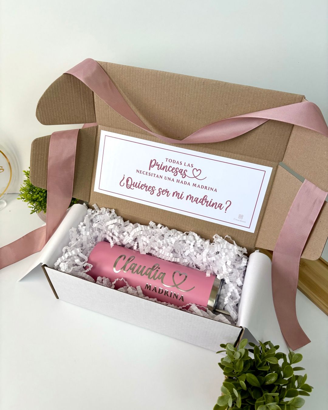 kit para madrina con caja blanca con mensaje personalizado para peticion de madrina y termo rosa personalizado en grabado laser con nombre y palabra madrina