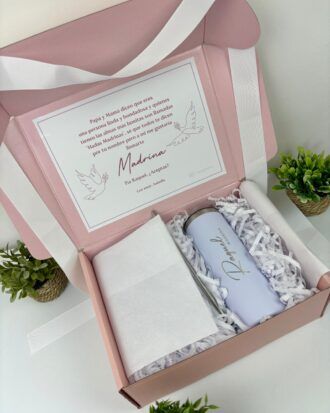 kit para madrina con caja rosa personalizada con mensaje y termo blanco personalizado en grabado laser con nombre y palabra madrina