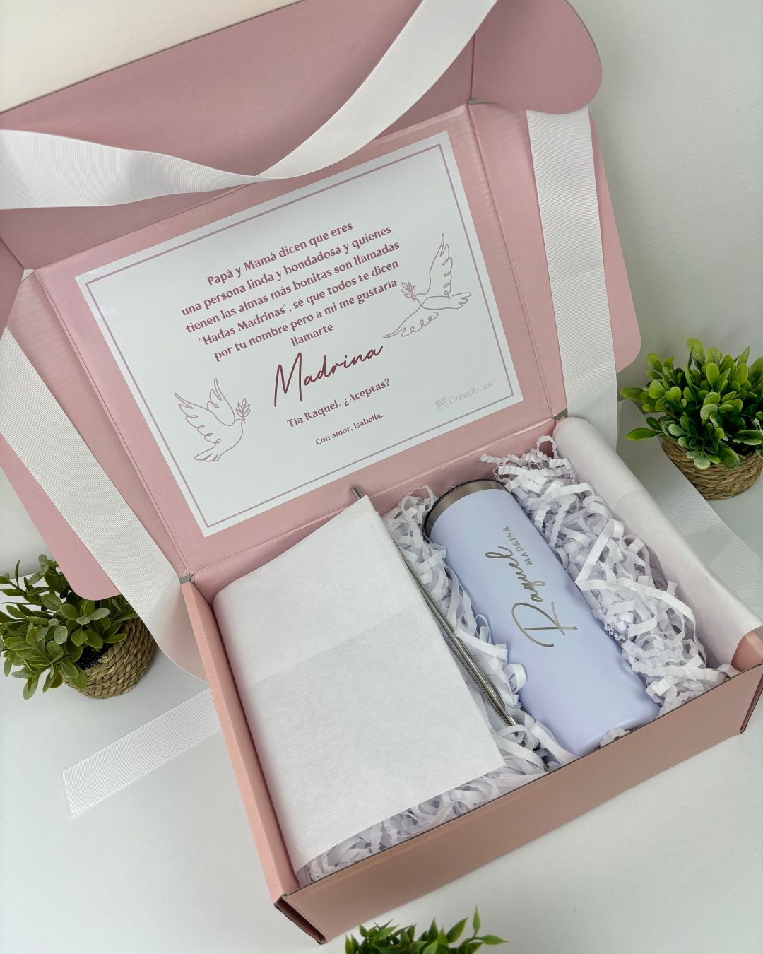 kit para madrina con caja rosa personalizada con mensaje y termo blanco personalizado en grabado laser con nombre y palabra madrina
