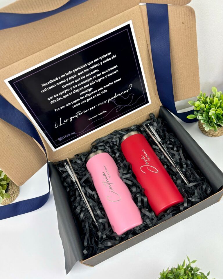kit personalizado con caja con mensaje personalizado para padrinos de graduacion y dos termos grabados en laser uno color rojo y otro color rosa