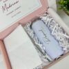 regalo para madrina que contiene un termo blanco personalizado en grabado laser con nombre y palabra madrina y se encuentra dentro de una caja rosa con mensaje personalizado