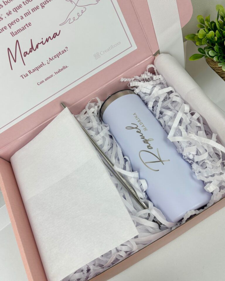 regalo para madrina que contiene un termo blanco personalizado en grabado laser con nombre y palabra madrina y se encuentra dentro de una caja rosa con mensaje personalizado