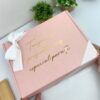 caja personalizada con frase para madrina con texto dorado y caja rosa con moño blanco