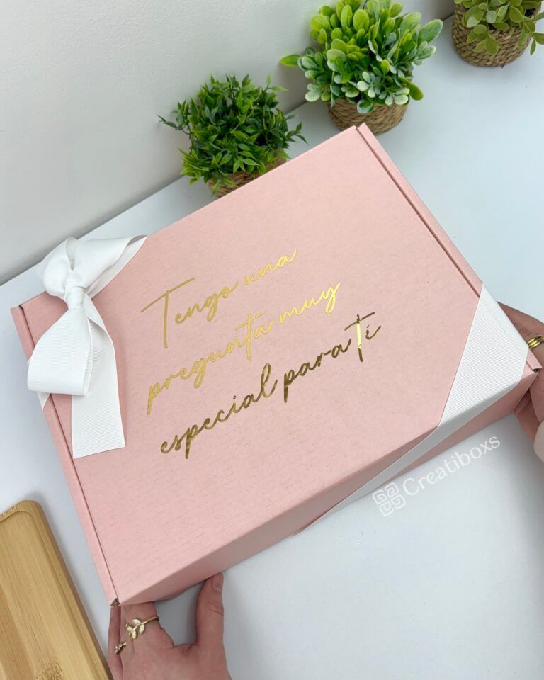 caja personalizada con frase para madrina con texto dorado y caja rosa con moño blanco