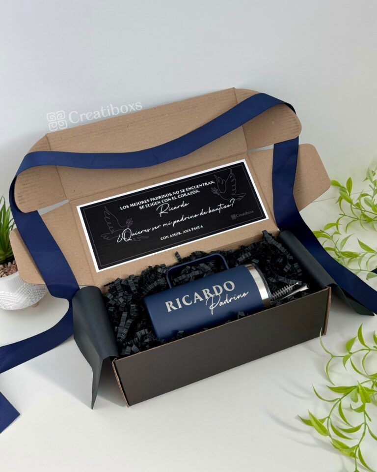 regalo para peticion de padrino con caja color negro con mensaje personalizado y termo personalizado en grabado laser con nombre y palabra padrino