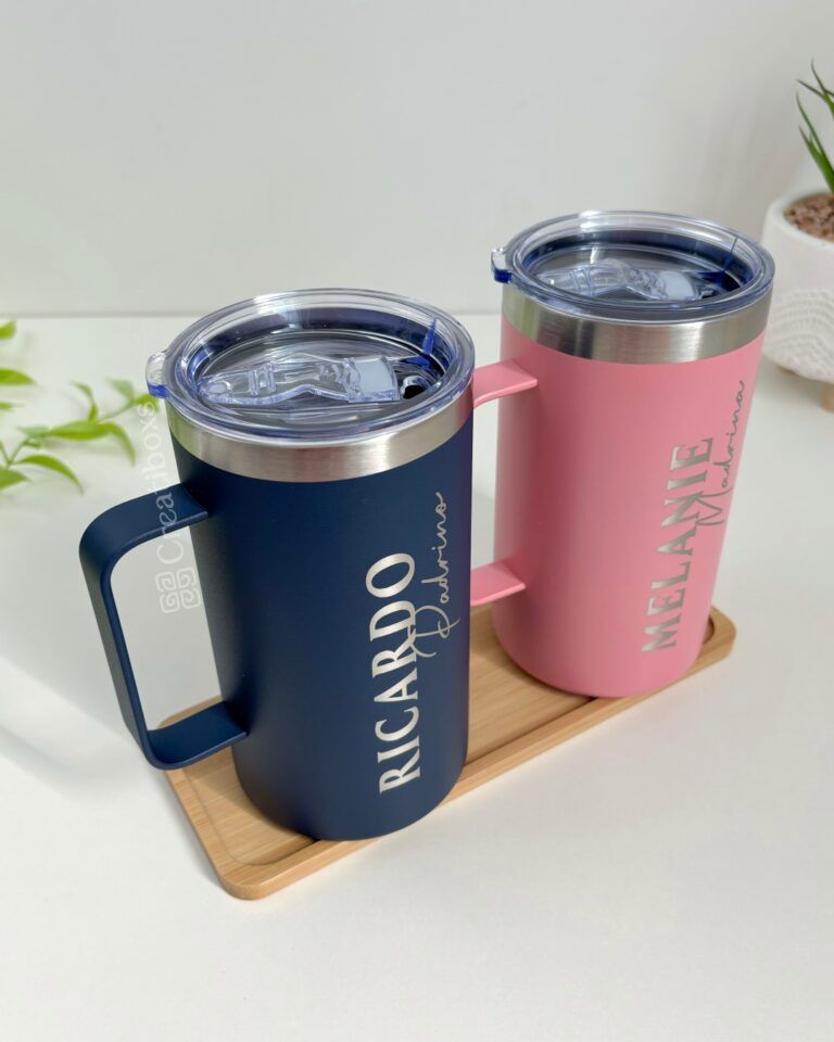 Dos termos de acero donde se aprecia la tapa hermética ambos personalizados en grabado laser uno color rosa para madrina y otro color azul marino para padrino