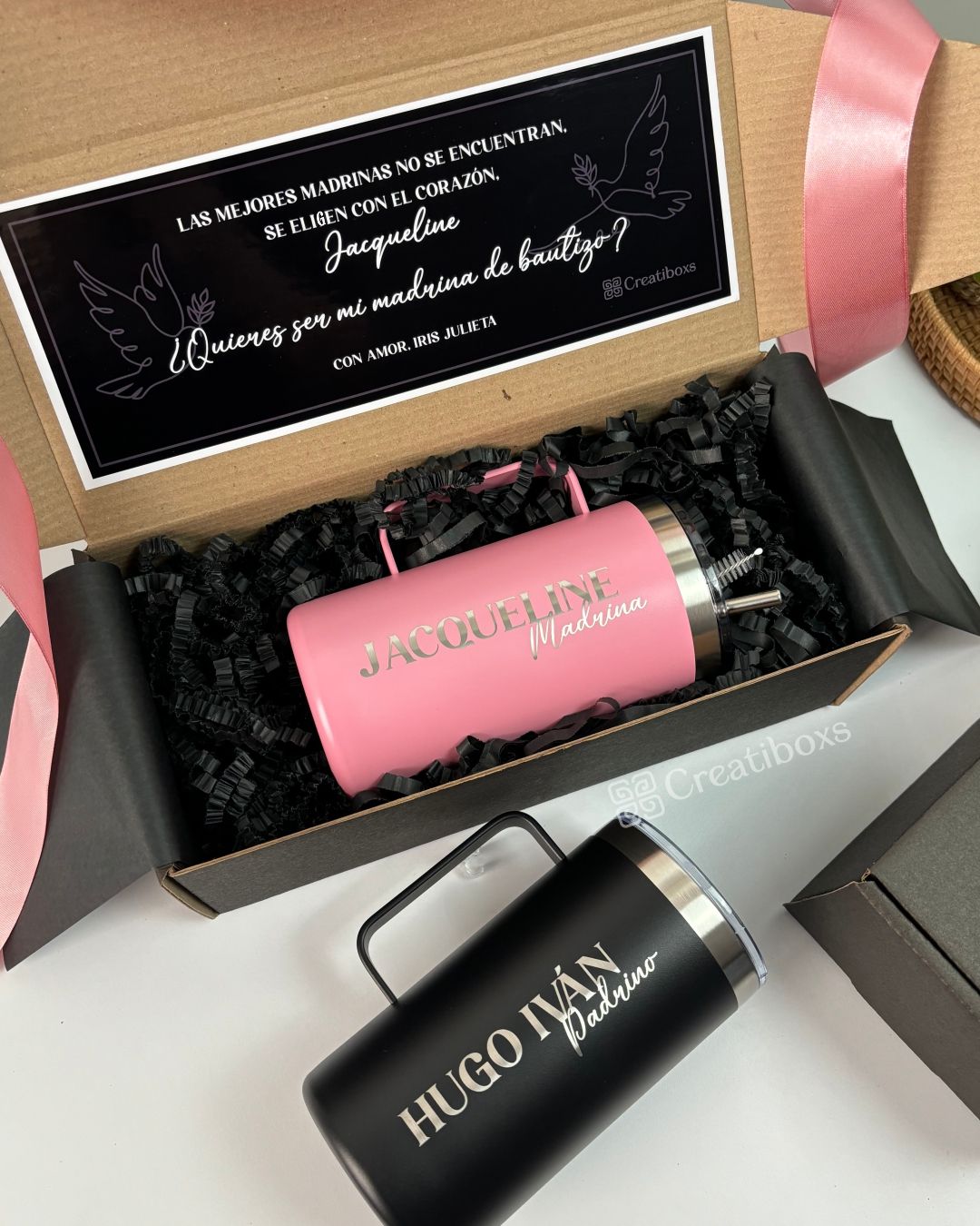 Kit de regalo para padrinos con dos termos personalizados uno rosa y uno negro en caja personalizada con petición de padrinos