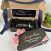 kit de regalo para padrinos una caja abierta con un termo negro personalizado para padrino y una caja cerrada con nombre de madrina en el exterior