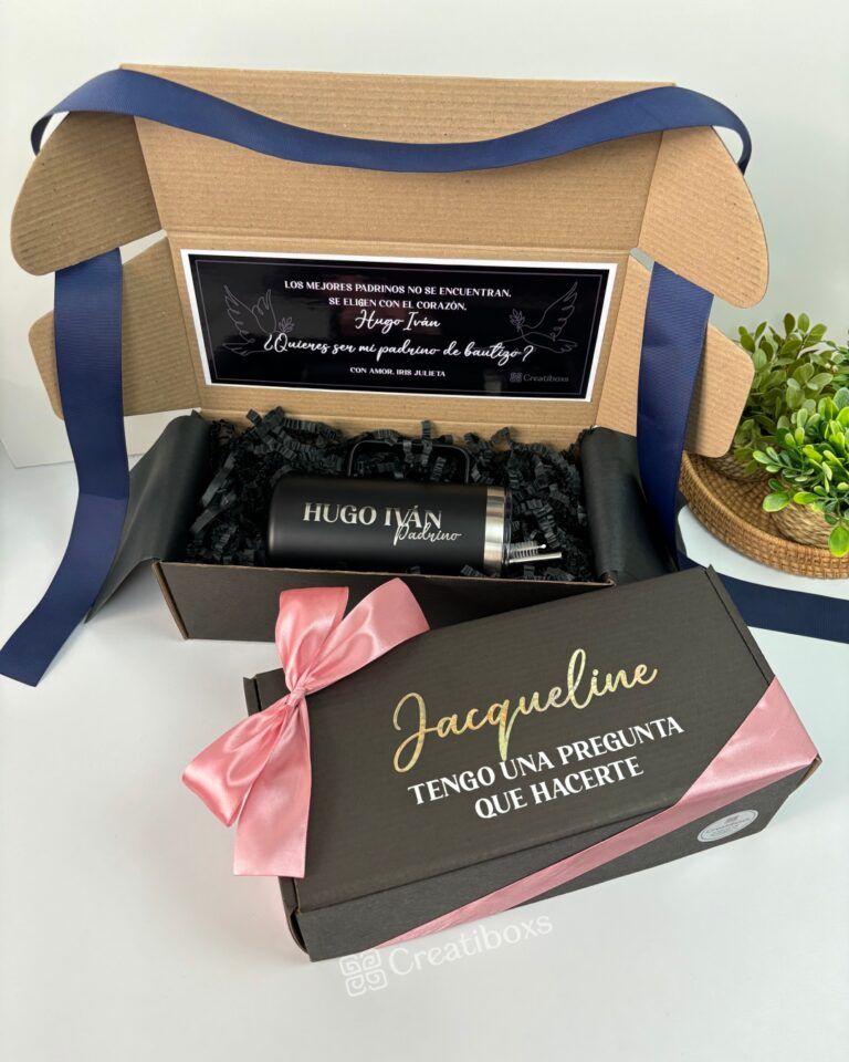 kit de regalo para padrinos una caja abierta con un termo negro personalizado para padrino y una caja cerrada con nombre de madrina en el exterior