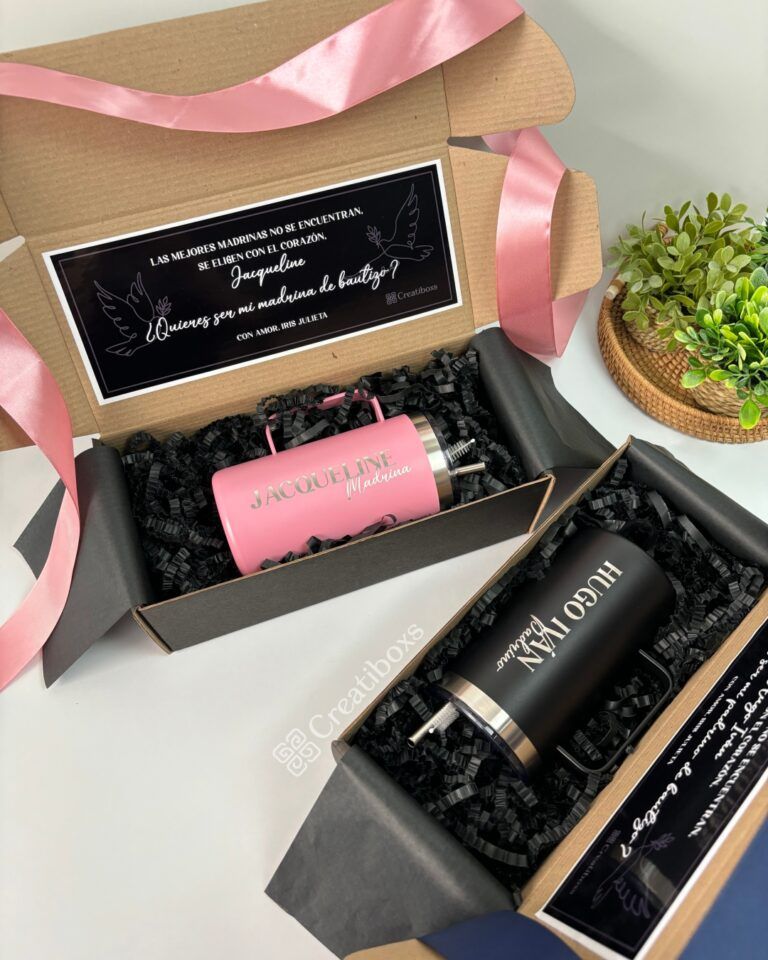 Kit de regalo para padrinos con dos termos personalizados uno rosa y uno negro en caja personalizada con petición de padrinos