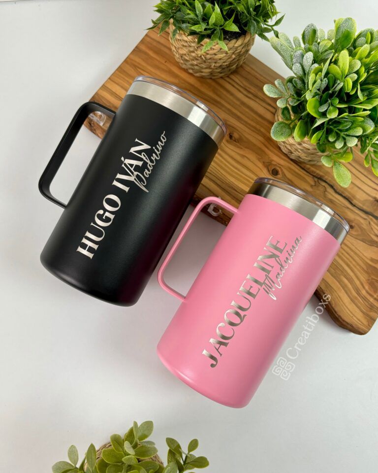 par de termos de acero de 710ml personalizados en grabado laser con nombre regalo para padrinos uno color rosa y otro color negro
