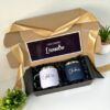 Caja de regalo personalizada para realizar agradecimiento con frase en el interior y dos termos de acero estilo taza grabados con grabado laser uno color blanco y otro color azul marino