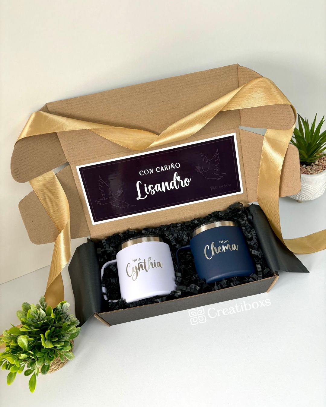 Caja de regalo personalizada para realizar agradecimiento con frase en el interior y dos termos de acero estilo taza grabados con grabado laser uno color blanco y otro color azul marino