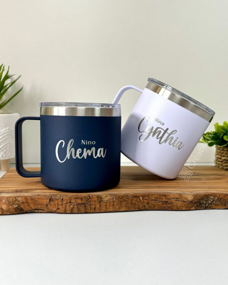 par de termos personalizados en grabado laser con nombres regalo ideal para padrinos uno en color blanco y otro en color azul marino