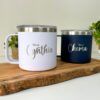 Dos termos de acero estilo taza de 420ml uno blanco y otro azul personalizados con nombre grabado en laser regalo para padrinos