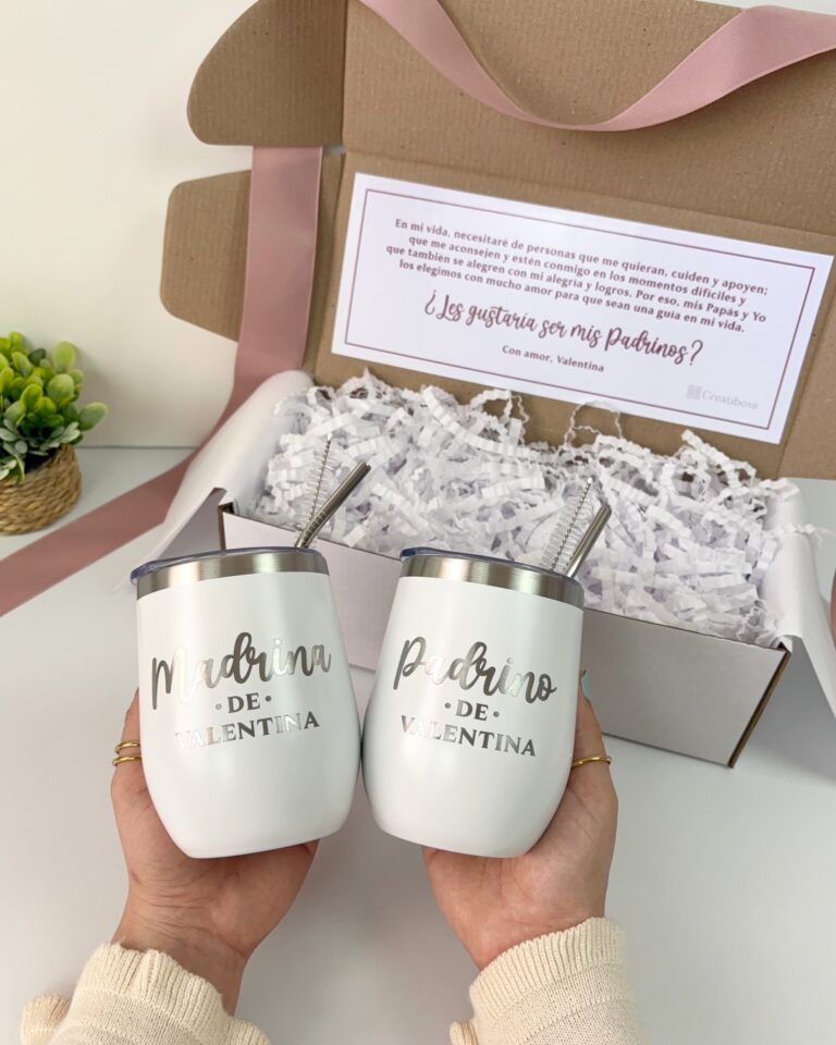 kit para padrinos dos termos color blanco con grabado personalizado nombres y palabras madrina y padrino y detras una caja de regalo con mensaje personalizado