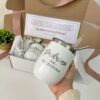 termo vinero 12 oz personalizado para padrino color blanco con grabado laser y una caja de regalo de fondo con mensaje de peticion de padrinos