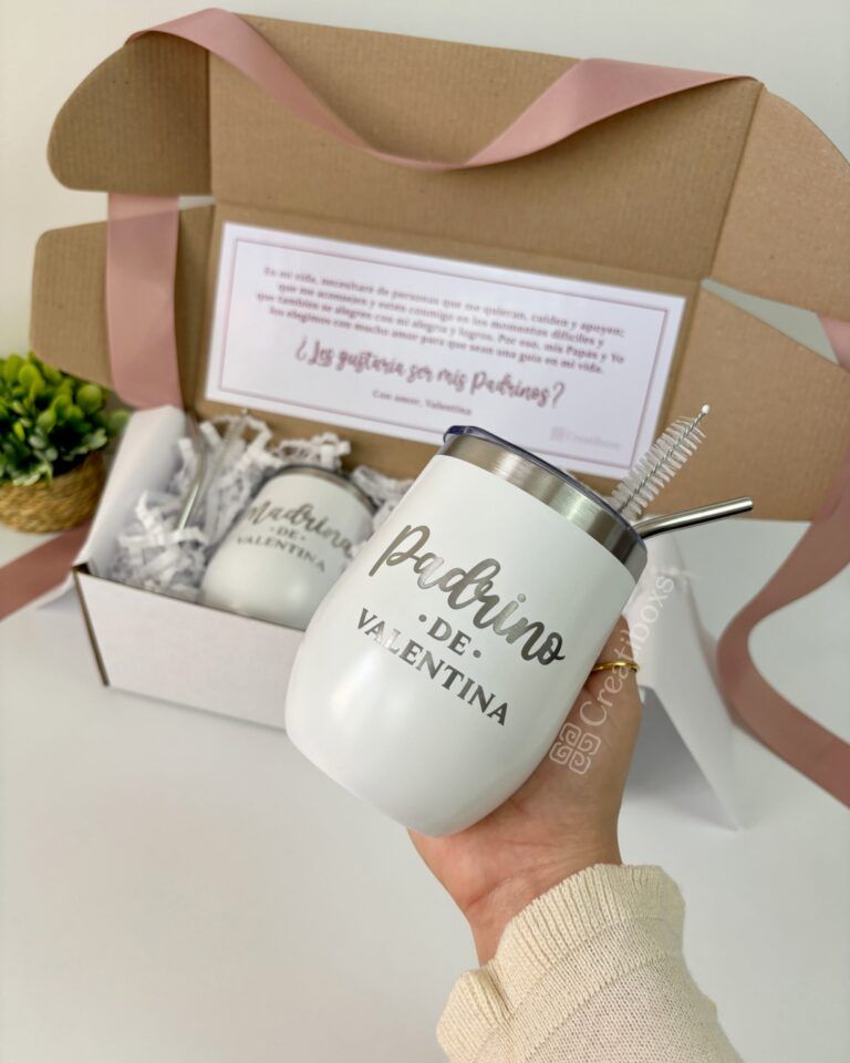 termo vinero 12 oz personalizado para padrino color blanco con grabado laser y una caja de regalo de fondo con mensaje de peticion de padrinos