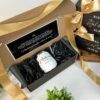 kit de regalo para madrina de arras de boda con caja negra personalizada con mensaje en el interior y termo vinero de 12 oz color blanco con grabado laser con nombre y palabra madrina
