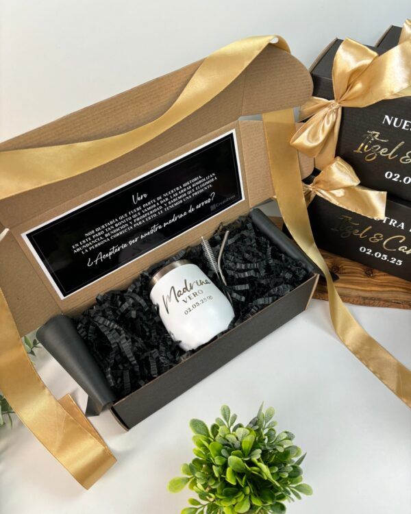 kit de regalo para madrina de arras de boda con caja negra personalizada con mensaje en el interior y termo vinero de 12 oz color blanco con grabado laser con nombre y palabra madrina