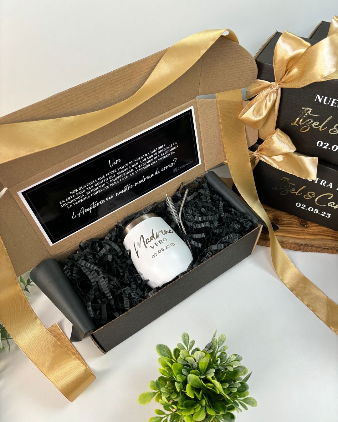 kit de regalo para madrina de arras de boda con caja negra personalizada con mensaje en el interior y termo vinero de 12 oz color blanco con grabado laser con nombre y palabra madrina