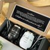 kit de regalo para peticion de padrinos de anillos de boda con caja personalizada con mensaje y dos termos vineros de 12 oz con grabado laser uno blanco para madrina y uno negro para padrino