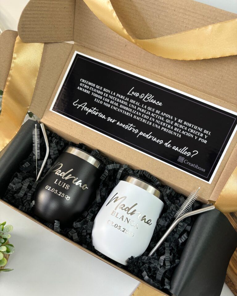 kit de regalo para peticion de padrinos de anillos de boda con caja personalizada con mensaje y dos termos vineros de 12 oz con grabado laser uno blanco para madrina y uno negro para padrino