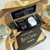 kit de regalo personalizado para padrinos de boda una caja abierta con dos termos vineros personalizados y mensaje de peticion de padrinos y otra caja cerrada con texto personalizado en el exterior nuestra boda nombres y fechas