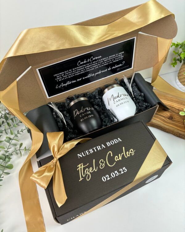 kit de regalo personalizado para padrinos de boda una caja abierta con dos termos vineros personalizados y mensaje de peticion de padrinos y otra caja cerrada con texto personalizado en el exterior nuestra boda nombres y fechas