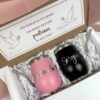 par de termos vineros 12 oz personalizados rosa para madrina y negro para padrino dentro de una caja de regalo con mensaje de peticion de padrinos
