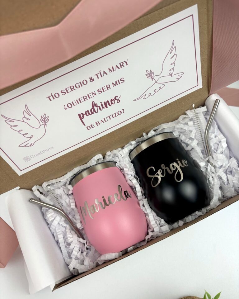 par de termos vineros 12 oz personalizados rosa para madrina y negro para padrino dentro de una caja de regalo con mensaje de peticion de padrinos