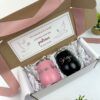 kit de regalo para padrinos con dos termos vineros de 12 oz rosa y negro personalizados con grabado laser y caja blanca con mensaje personalizado y moño decorativo rosa