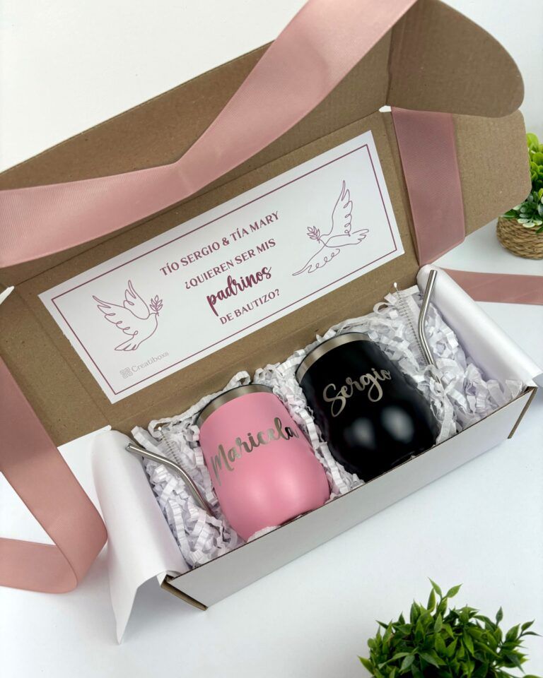 kit de regalo para padrinos con dos termos vineros de 12 oz rosa y negro personalizados con grabado laser y caja blanca con mensaje personalizado y moño decorativo rosa